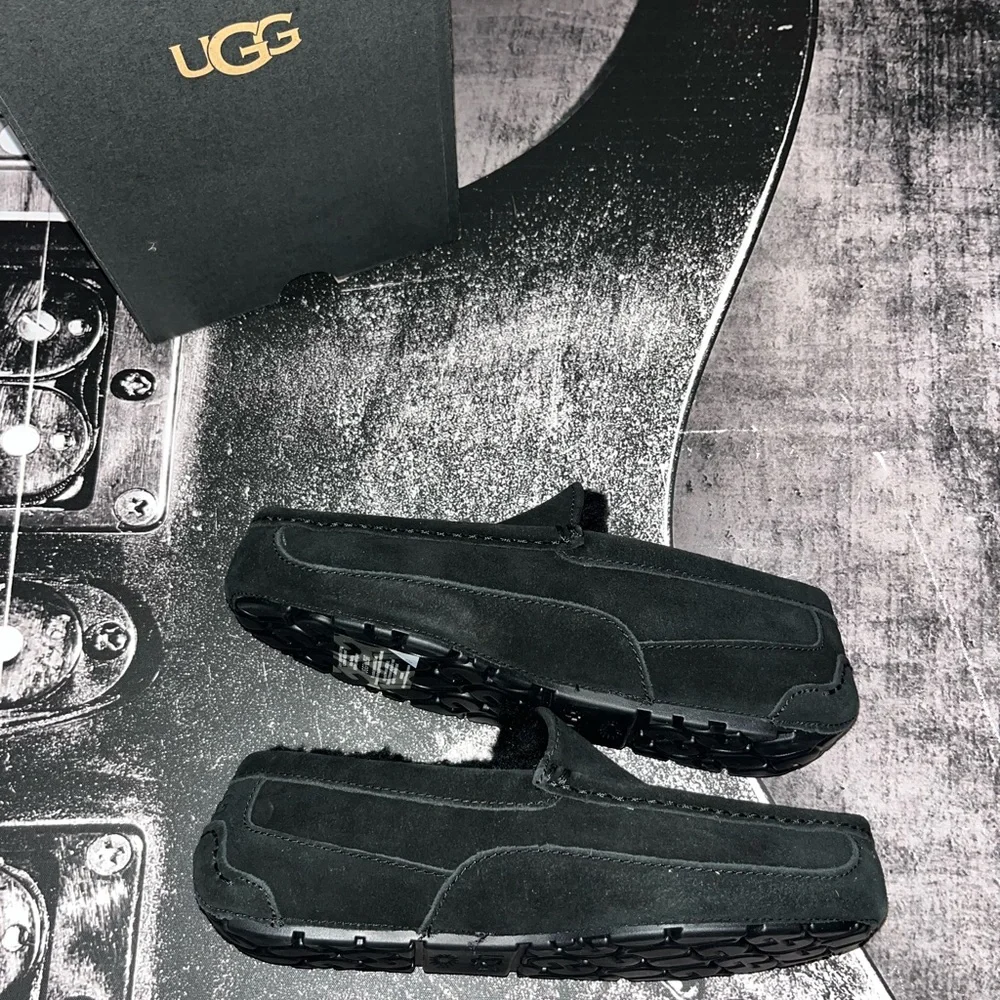 NIB UGG Ascot Slippers - Picture 7 of 8